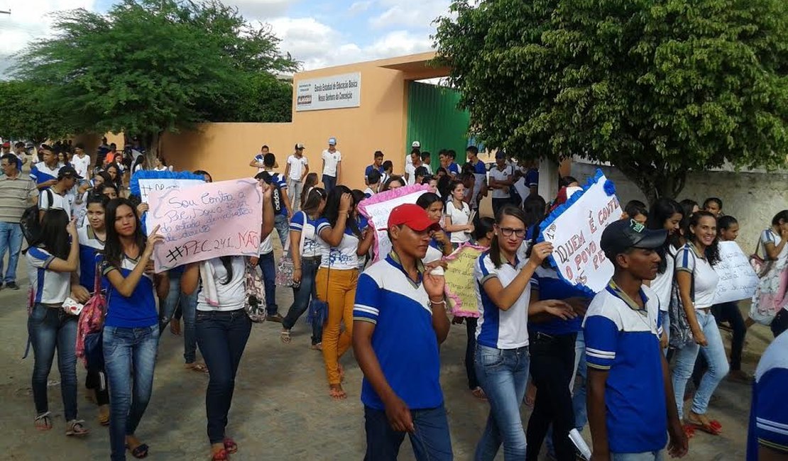 Estudantes e professores realizam manifestação contra a PEC 241 no Agreste alagoano