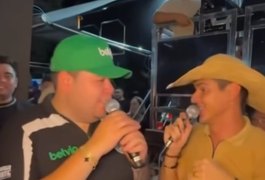 Cantor arapiraquense Willy Vaqueiro canta ao lado de Wesley Safadão e Rey Vaqueiro em prévia de vaquejada no Ceará