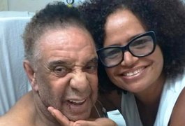 Agnaldo Timóteo tem melhora expressiva e faz selfie com fã no hospital