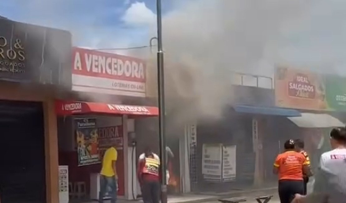 Loja de salgados pega fogo e assusta populares no interior de Alagoas