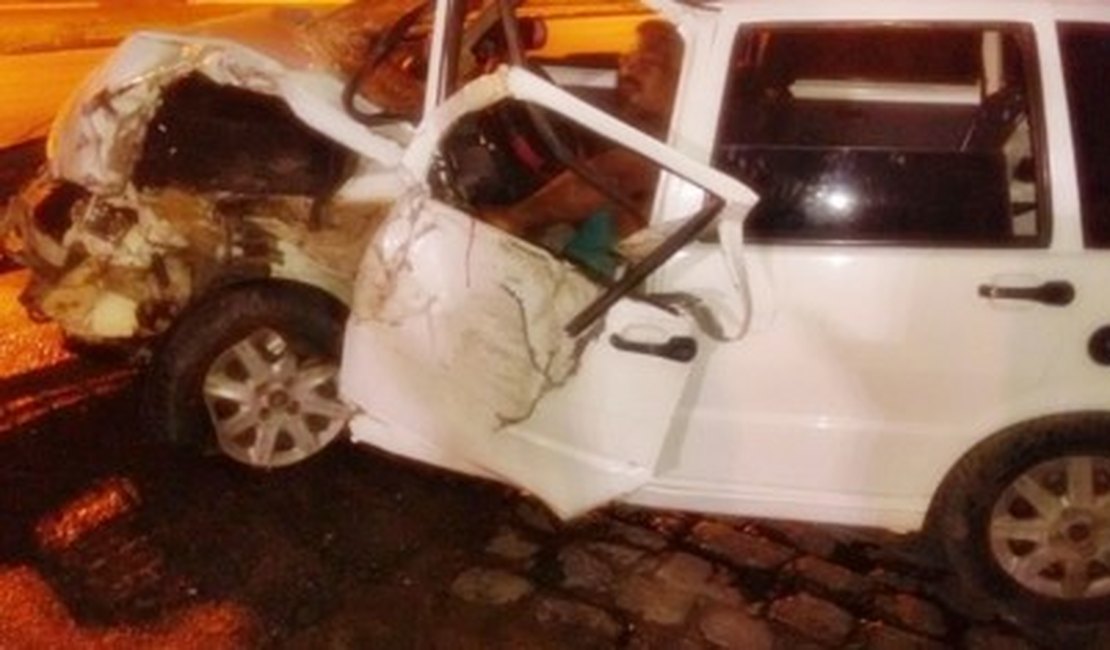Motorista fica preso as ferragens em grave acidente na BR 101 em São Miguel dos Campos