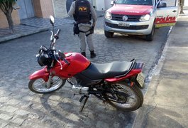 Radiopatrulha recupera moto roubada, no bairro Brasília, em Arapiraca