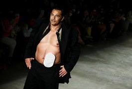 Luciano Szafir surpreende público ao desfilar na SPFW com bolsa de estomia