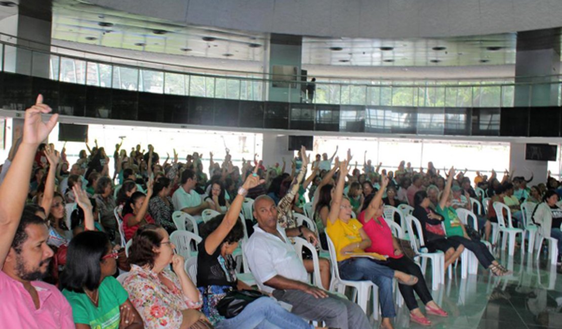 Servidores da rede estadual de ensino deflagram greve por tempo indeterminado