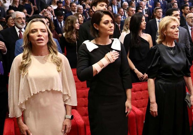 Leitura labial revela o que Moraes disse antes de cumprimentar Michelle