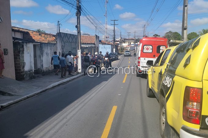 Vizinho pede para ver bateria de carro e desfere golpe com faca no pescoço de vendedor, em Arapiraca