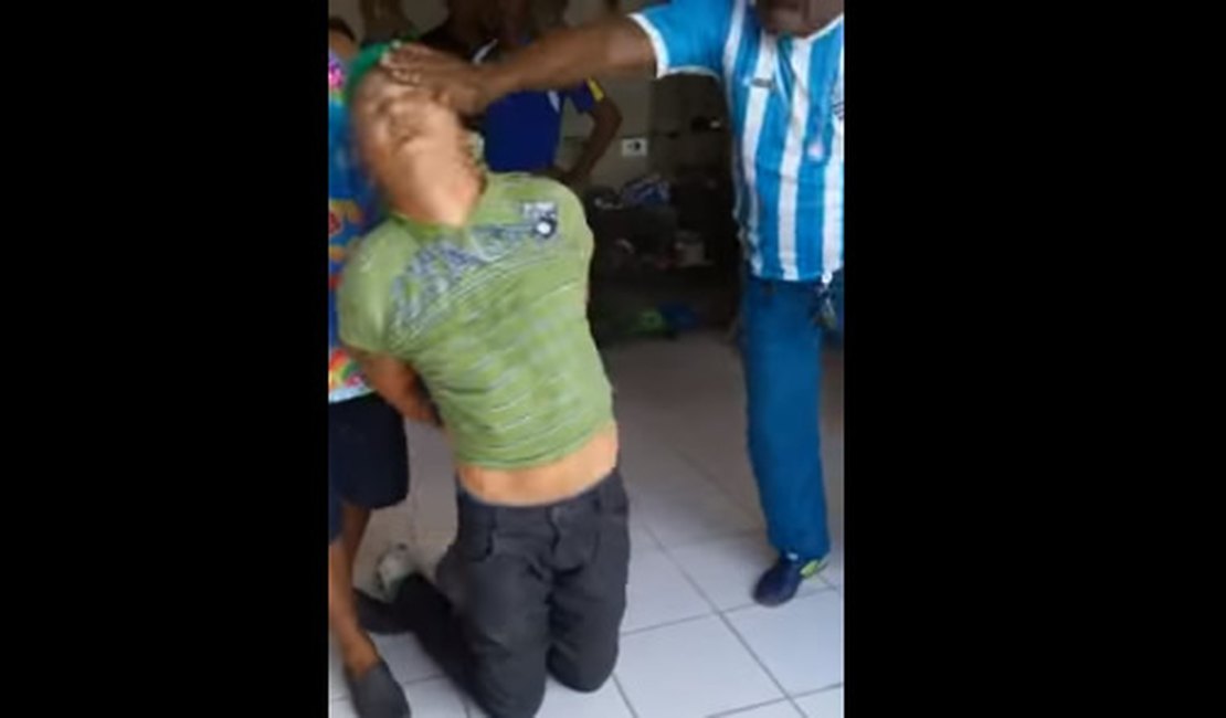 Vídeo: população agride suspeito de assaltar loja de roupa, em Maceió