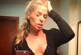 Adriane Galisteu atrai olhares em foto com decote ousado