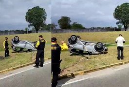 Motorista fica ferida após carro capotar próximo ao Aeroporto Zumbi dos Palmares