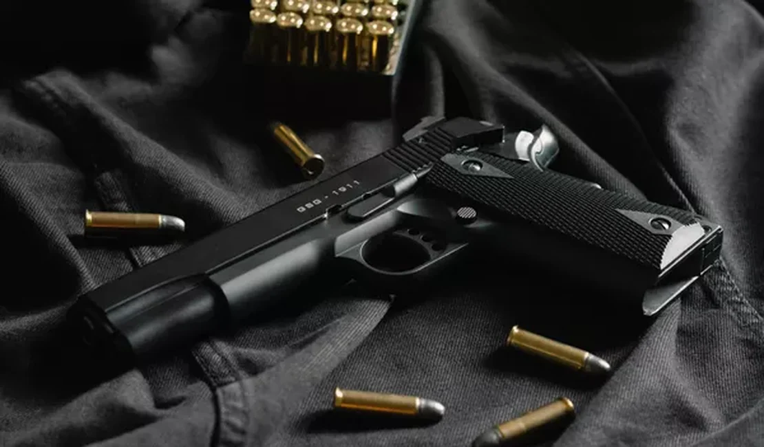 Adolescentes abrem fogo contra casa e ameaçam matar família no Sertão de Alagoas