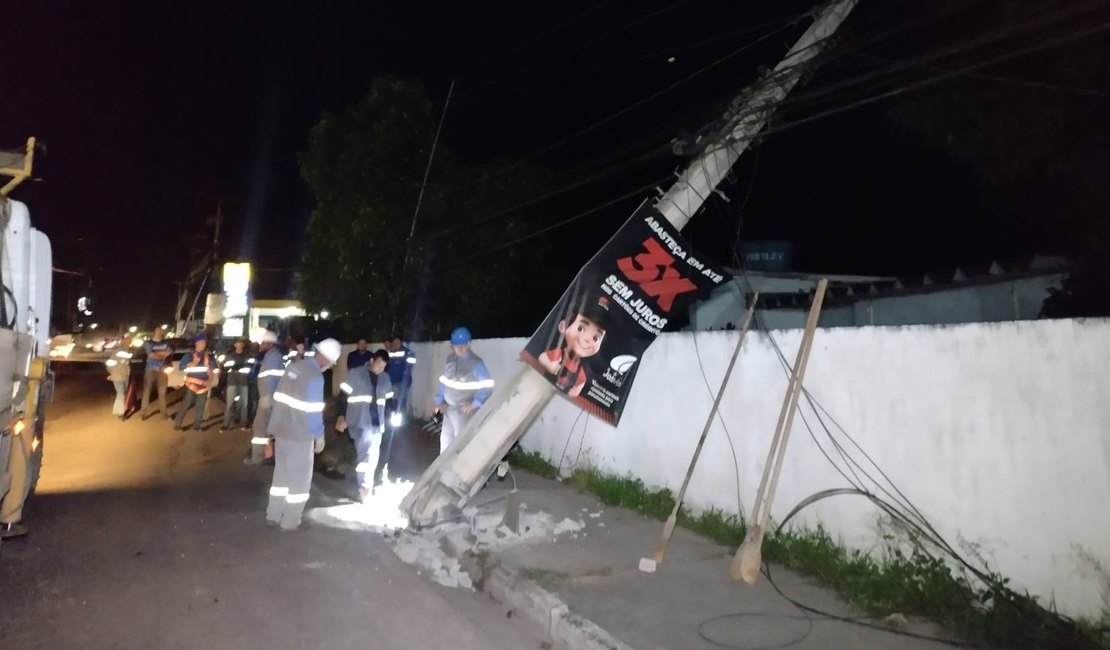 Caminhão derruba poste de energia em trecho de rodovia, em Arapiraca