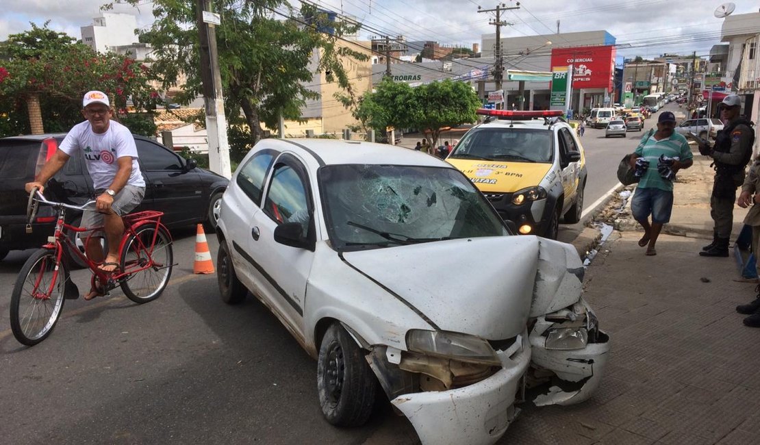 Motorista perde controle de carro e bate em estabelecimento no Centro de Arapiraca