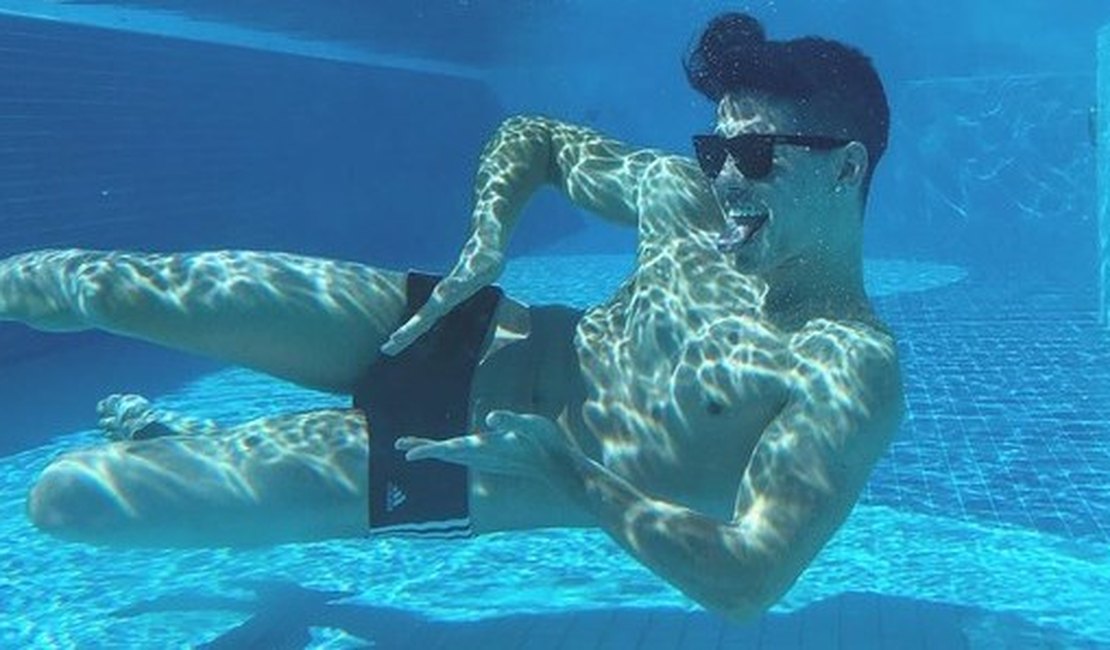 Biel cria polêmica com foto na piscina e divide opiniões