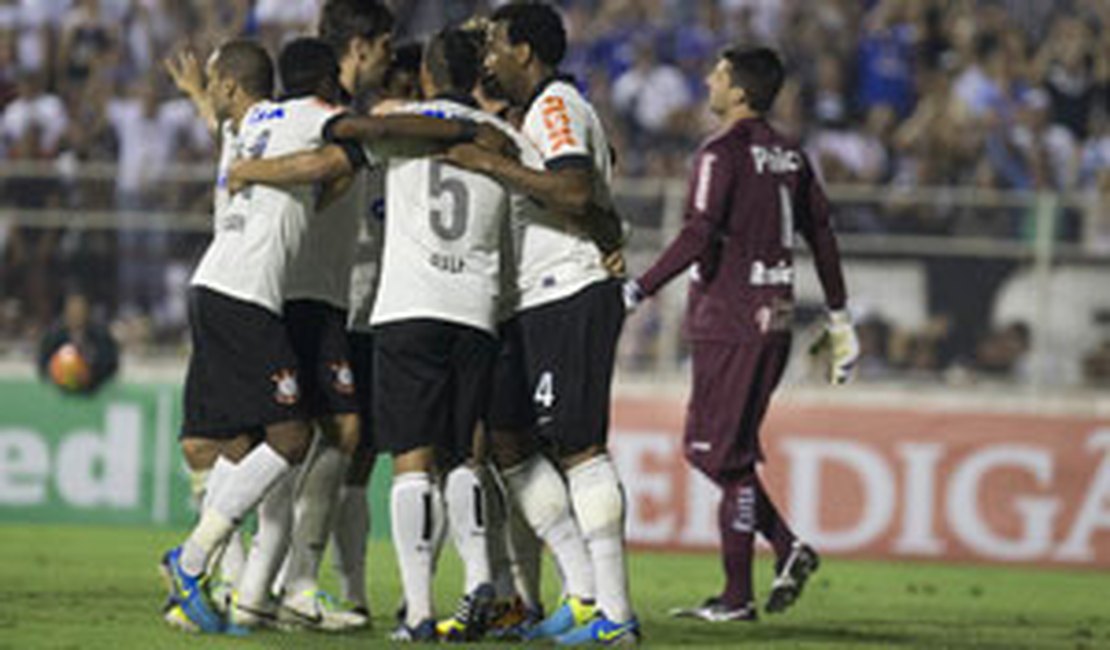 Corinthians volta a marcar gol com Pato e bate Criciúma