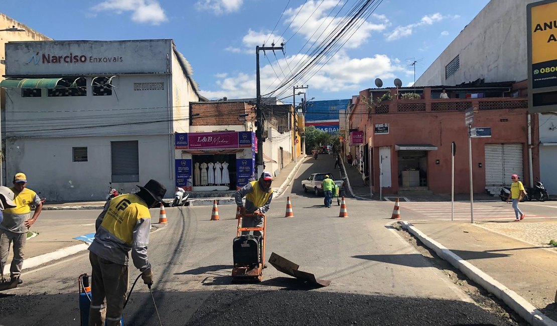 Para reduzir acidentes, lombada é instalada na Rua Governador Luiz Cavalcante