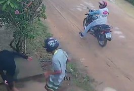 Vídeo. Mulher reage a assalto e joga bolsa por cima de muro de residência, em Arapiraca