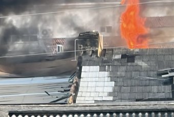 Incêndio de grandes proporções atinge imóvel abandonado em Maceió