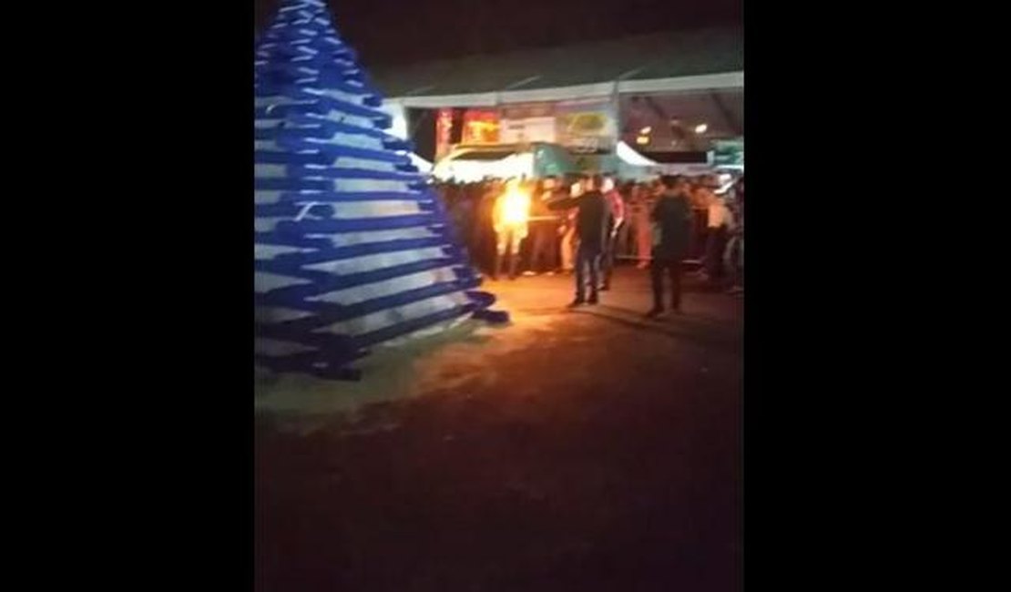 Vídeo. Prefeito e primeira dama são atingidos por explosão ao acender fogueira em festa junina