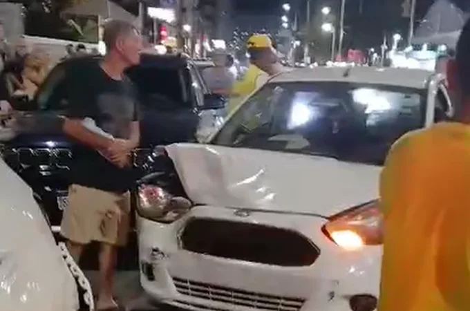 Mulher embriagada causa acidente de carro e motos, na Orla da Ponta Verde, em Maceió