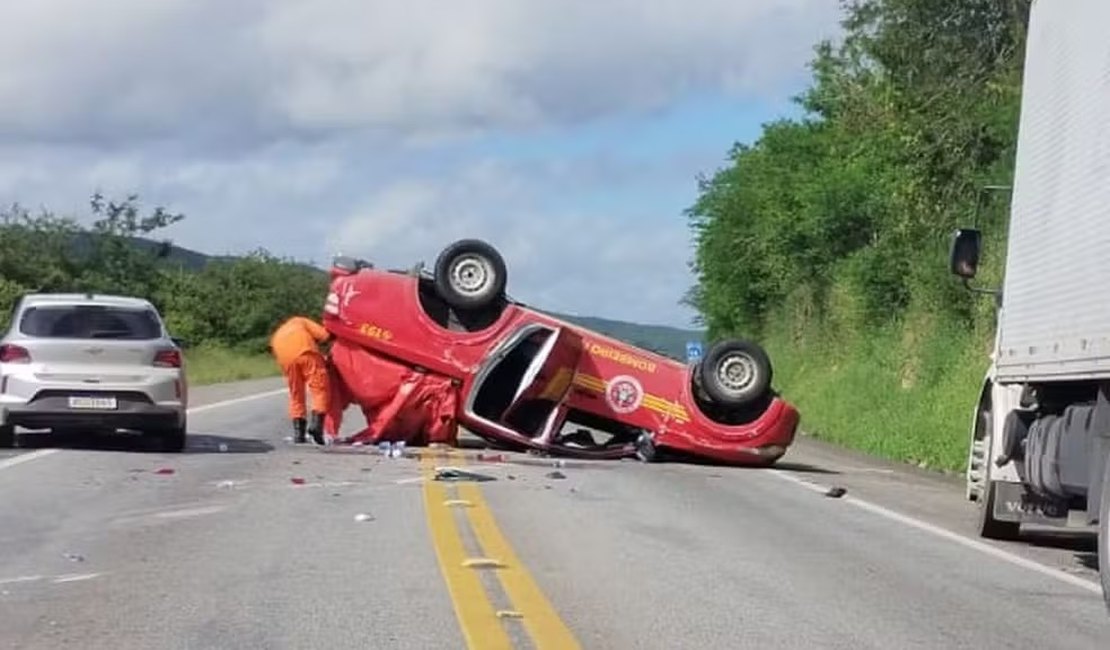 Carro que levava bombeiros de Sergipe para trabalhar em resgates no RS capota na BR-116 na Bahia