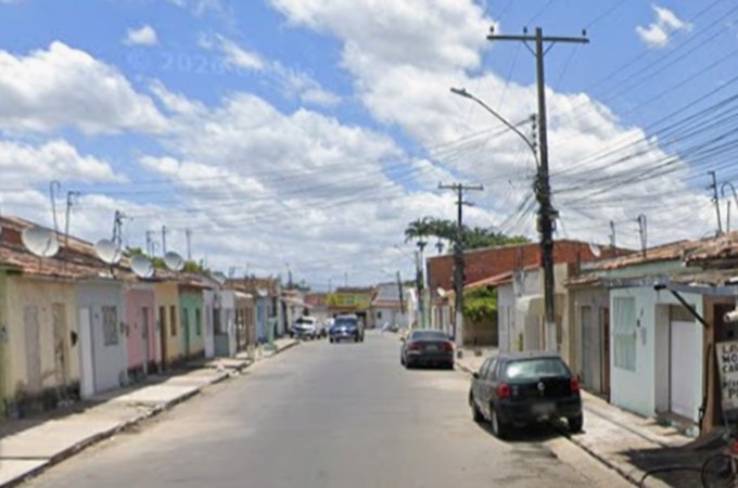 Jovem de 21 anos é socorrido após colisão entre carro e moto em Arapiraca