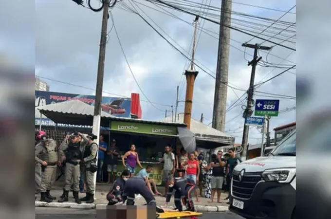 Mulher morre após passar mal, cair de calçada e ser atropelada por ônibus, em Maceió
