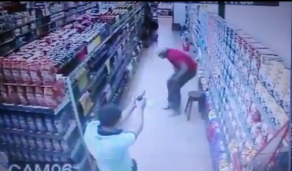 Policial militar é baleado dentro de supermercado