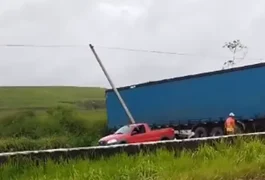 Motorista perde controle de carreta e veículo fica atravessado em rodovia alagoana