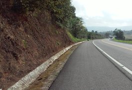 Trio em carro se aproxima e rouba moto de condutor na AL-110, em Arapiraca
