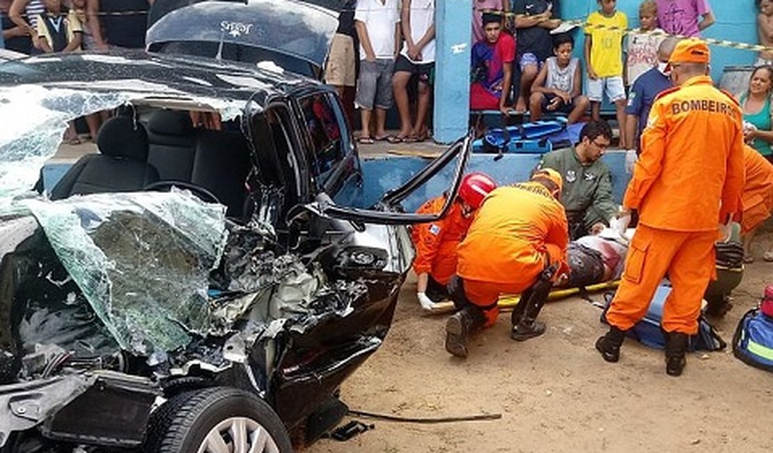 Vítima de colisão entre carro e caminhão fica presa às ferragens na BR-101, em Junqueiro
