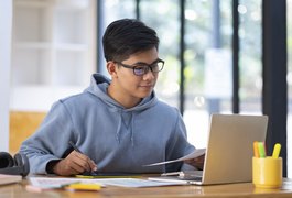 Tiago Abravanel, no BBB22, questiona o que é Fies e recebe críticas na internet