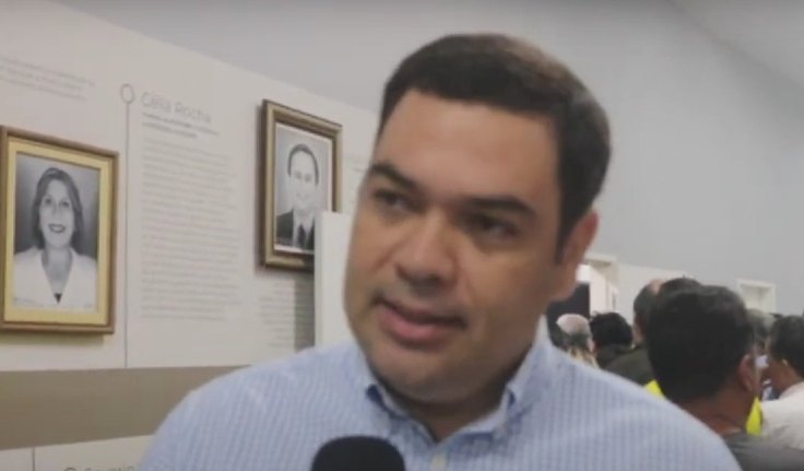 Em vídeo divulgado nas redes sociais, candidato a prefeito Valmir Filho denuncia longas filas na Secretaria de Saúde de Limoeiro de Anadia