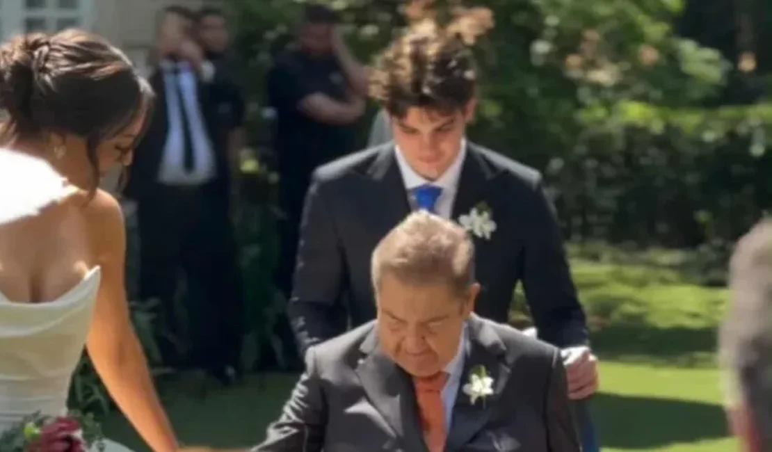 Pouco mais de um mês após retransplante renal, Faustão chega de cadeira de rodas ao casamento da filha