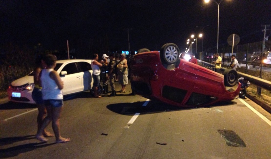 Veículo colide na traseira de outro e capota na AL 220, próximo ao Chama, em Arapiraca