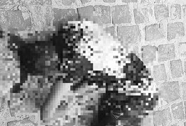 Jovem é alvejado por disparos de arma de fogo a poucos metros de delegacia