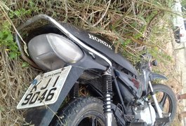 Populares encontram moto abandonada em Arapiraca
