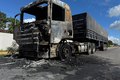 Incêndio atinge carreta e destrói cavalo mecânico do veículo em São Sebastião