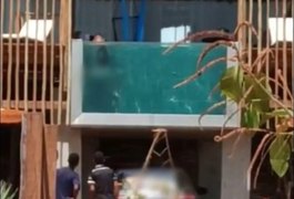 Vídeo flagra casal fazendo sexo em piscina transparente em pousada de frente para praia no Tocantins