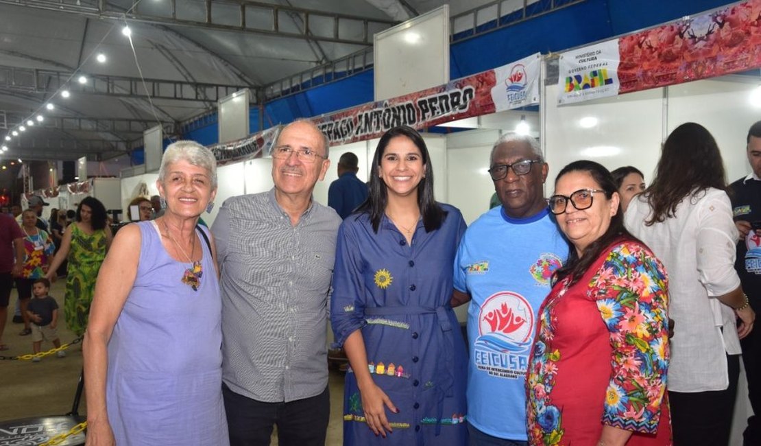 Prefeito Ronaldo Lopes prestigia abertura da FEICUSAL e anuncia inclusão do evento no calendário anual de Penedo