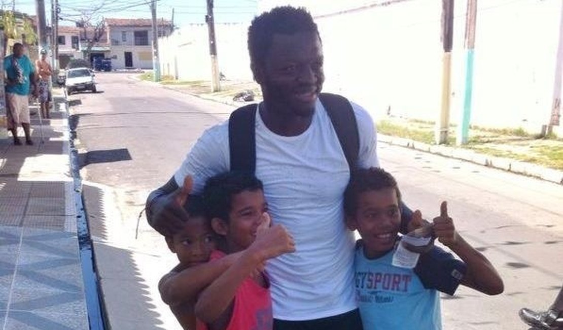 Jogador de Gana distribui dinheiro à população carente em Maceió