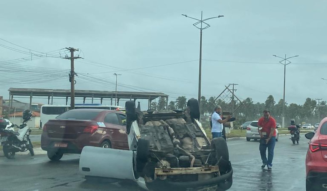 Motorista perde controle da direção, atinge pedestre e capota carro em Maceió