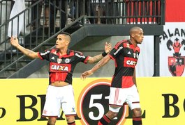 Flamengo faz 4 a 0 no Vitória e o Palmeiras agradece