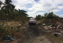 Polícia encontra corpo de homem em terreno baldio no bairro Cambona