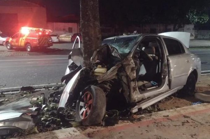 Motorista morre após invadir ciclovia e colidir carro contra árvore em Maceió