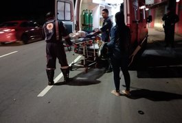 Colisão de carro de passeio em mureta deixa três homens feridos, na AL 110, em Arapiraca