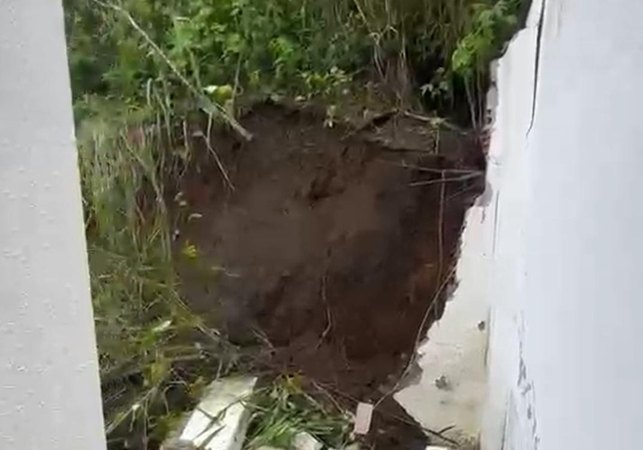 VÍDEO: Dona de residência em Arapiraca teme novo deslizamento de terra após queda de muro