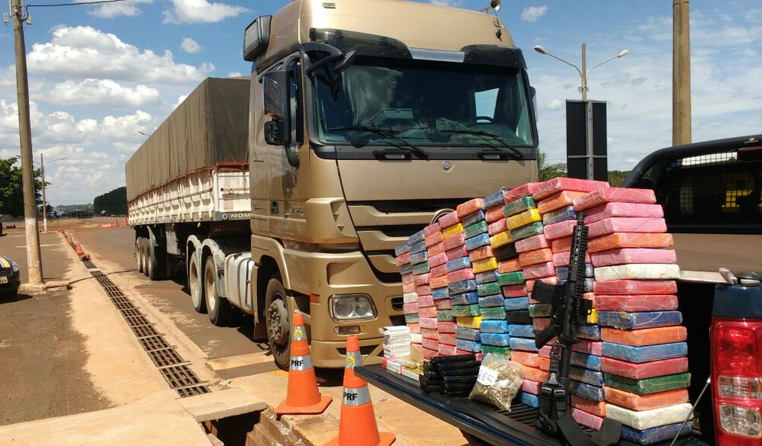 Carreta de Campo Grande é apreendida com cocaína, fuzis e munições