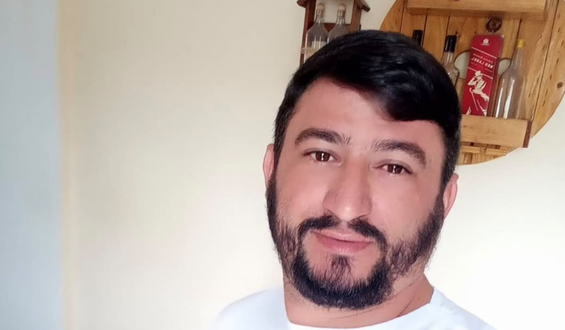 Carro capota após batida contra mureta e motorista morre em Jaramataia