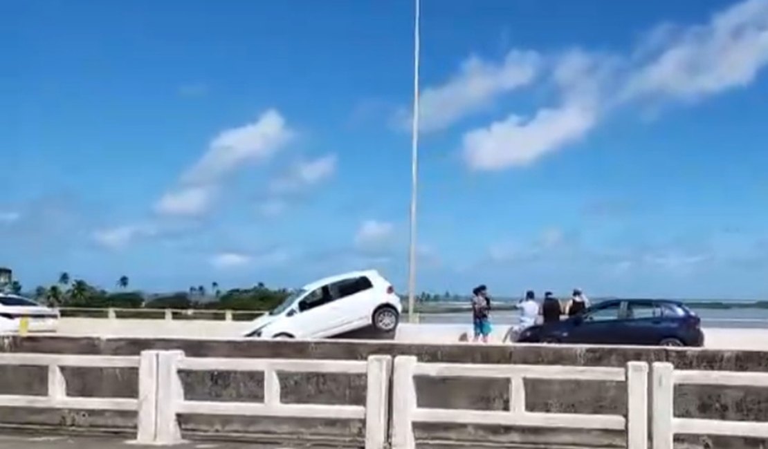 Carro atinge casal de ciclistas e fica pendurado em mureta de proteção da Ponte Divaldo Suruagy