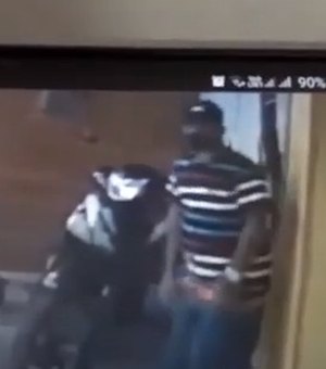 Vídeo. Homem faz ligação direta e furta ciclomotor no bairro Ouro Preto, em Arapiraca